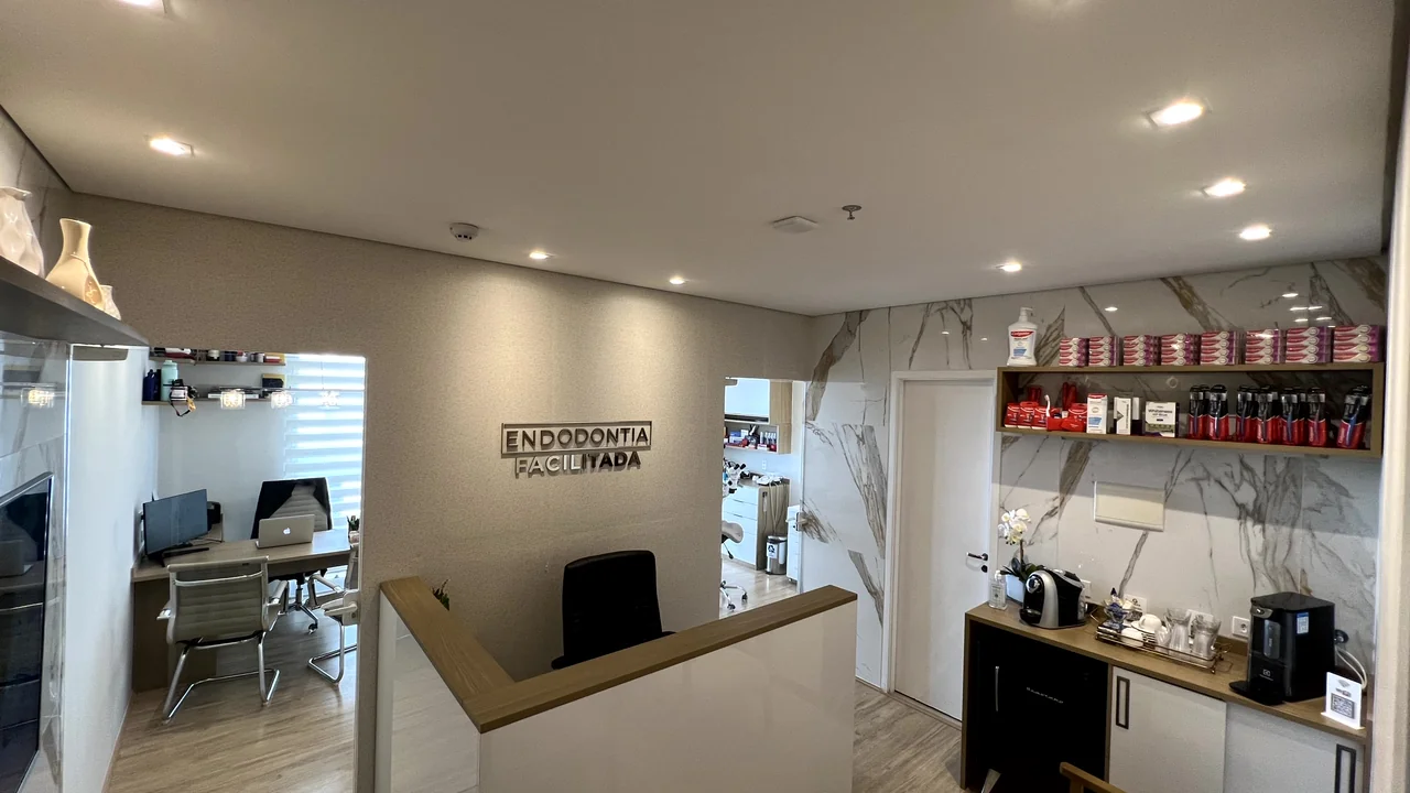Recepção da clínica Endodontia Facilitada em São Bernardo do Campo, com a placa da marca