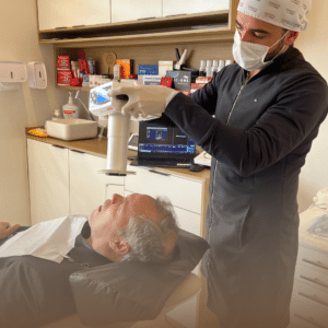 Dentista utilizando um equipamento de raio-X digital para realizar um diagnóstico preciso antes do tratamento de canal.