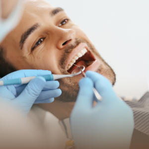 Paciente relaxado na cadeira do dentista, demonstrando que o tratamento de canal pode ser confortável e sem dor.